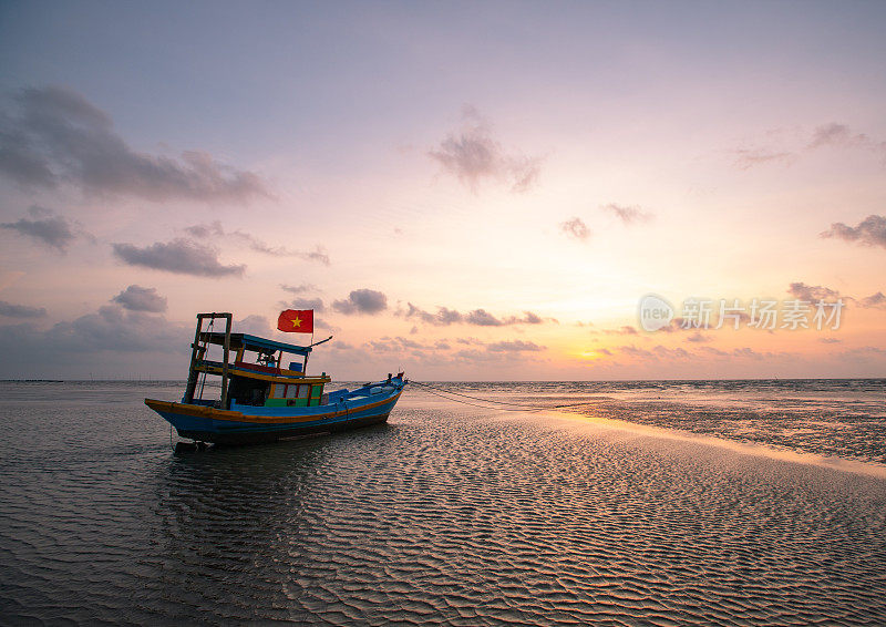 天江省，黎明时分，Tan Thanh海滩上，一艘孤独的船停泊在等待高水位